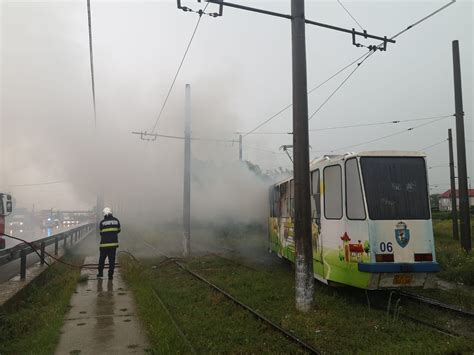 Incident Bizar N Craiova Un Tramvai A Luat Foc Dup Ce A Fost Lovit