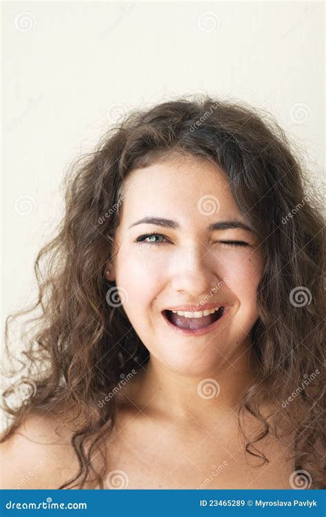 Portrait Eines Netten Brunette Stockbild Bild von verstecken glück