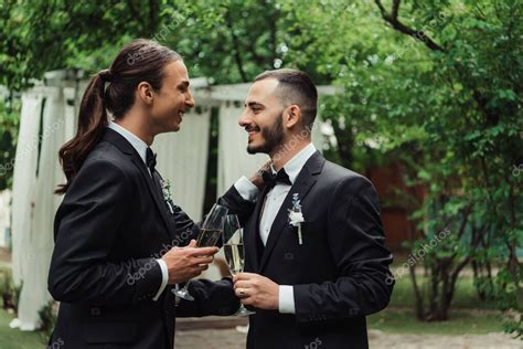 Vista Lateral De Alegre Gay Reci N Casados En Trajes Celebraci N De Copas Con Champ N En El D A