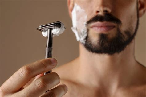 Uma ótima técnica para aparar a barba em casa Melhores Barbeadores