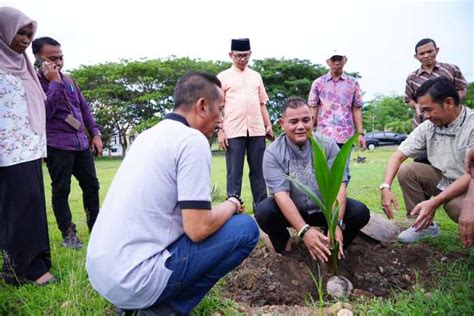 Manfaatkan Lahan Pekarangan Kantor Bupati Pj Bupati Sinjai Tanam Pohon