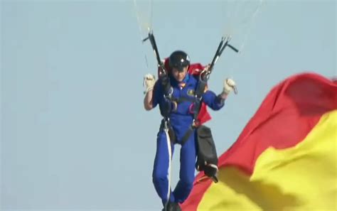 Así ha descendido María del Carmen Gómez la primera mujer paracaidista