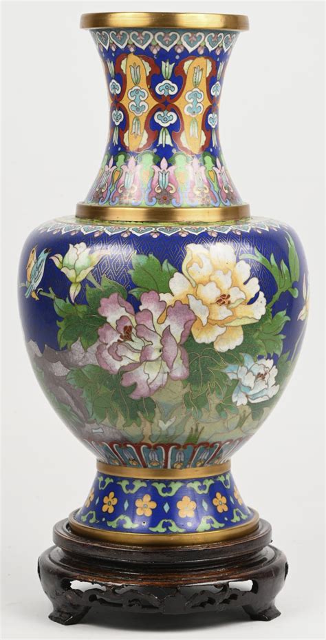 Een Chinese Cloisonn Vaas Met Meerkleurig Floraal Decor Op Houten