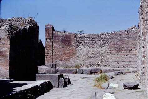 Vicolo Della Regina Pompeii Turns To The Left Behind The Fountain