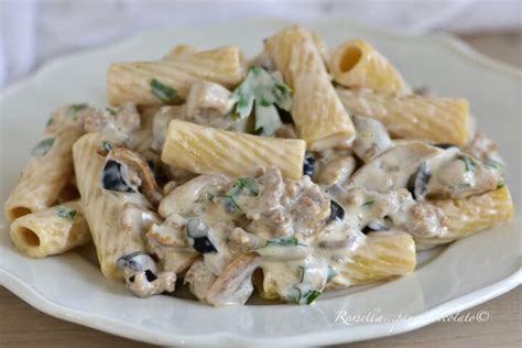 Rigatoni Funghi E Salsiccia Il Primo Piatto Di Pasta Cremosa