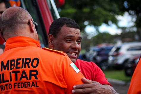 Bombeiros que atuaram salvamentos em território gaúcho retornam ao DF