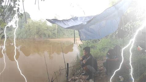 CAMP FISHING Mancing Pinggir Sungai Angker Di Guyur Hujan Deras YouTube