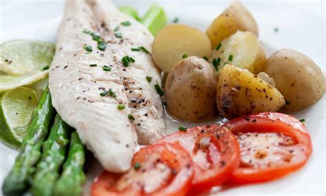 Pescado al Limón con Papas Espárragos y Tomate Calorías Fitia