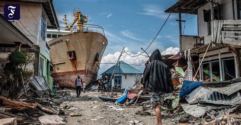 Neue Tsunami Bilanz Mindestens 1944 Tote In Indonesien