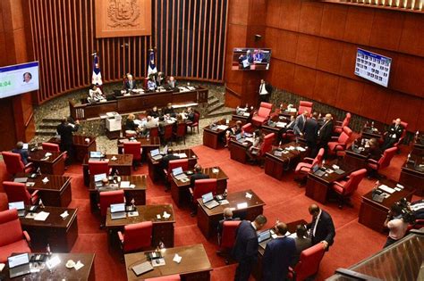 Senado aprueba proyecto que regula pago de tarifas por reinscripción en