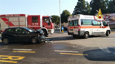 Un Altro Tragico Incidente Stradale Nel Napoletano Muore 16enne Due