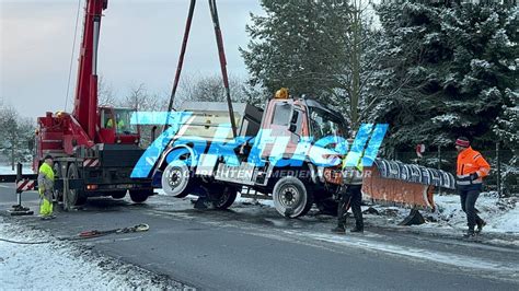 Streufahrzeug Kippt Auf Glatter Stra E Um Fahrer Leicht Verletzt