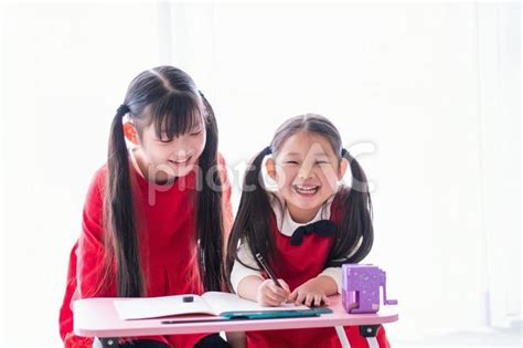 勉強をする子供たち No 26129014｜写真素材なら「写真ac」無料（フリー）ダウンロードok