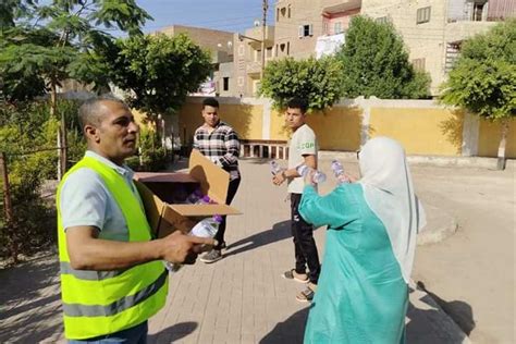 بروح الأمومة برلمانية توزع زجاجات مياه وعصائر على أبواب لجان الثانوية