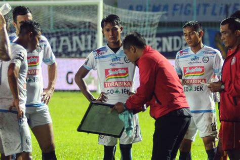 Benteng Pertahanan Arema Waspadai Trio Penggawa Sriwijaya FC Bola Net