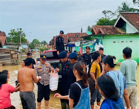 Kapolda Sumsel Siapkan Dapur Umum Di Lokasi Banjir Musi Rawas 1000