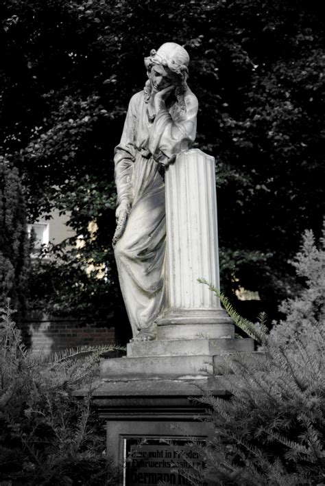 Fotos Gratis En Blanco Y Negro Monumento Estatua Cementerio