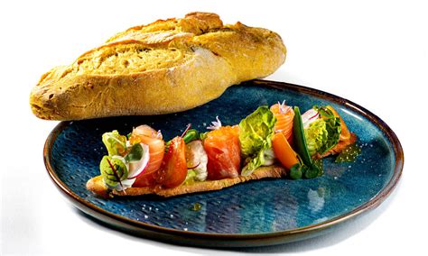 Brood Met Gele Curry Gerookte Zalm Philadelphia Jalapenos Horeca