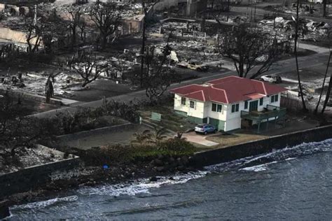 La Casa Roja Que Sobrevivió A Los Incendios Forestales De Maui