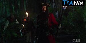 Caity Lotz Lesbian Scene In Dc S Legends Of Tomorrow Tnaflix