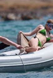 Avril Lavigne In Green Bikini On Scuba Diving In Mexico Hawtcelebs