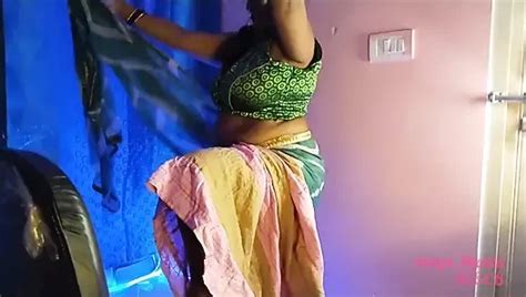 Desi Sexy Girl Shows Her Boobs And Does Hot Pussy Fingering After Becoming Completely Nude