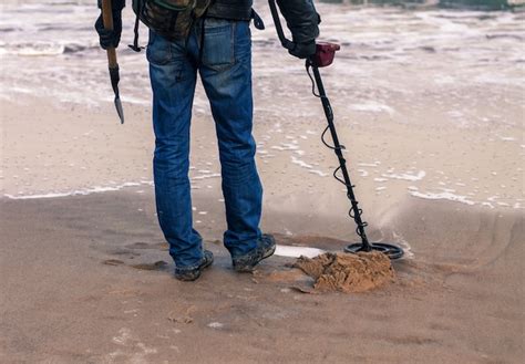 Hombre Usando Un Detector De Metales Para Buscar Metales O Tesoros