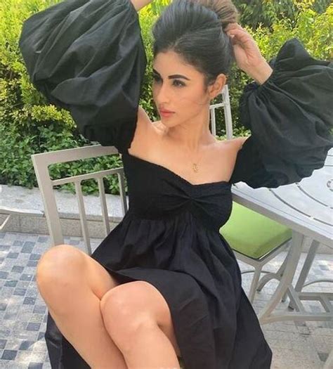 Mouni Roy Flaunts Her Body In Bikini Photos Viral On Internet Photos मौनी रॉय ने शेयर कीं