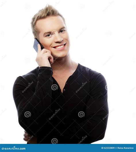 Homem De Sorriso Que Anda E Que Fala No Telefone Celular Imagem De