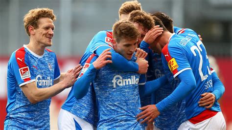 Bundesliga Holstein Kiel Feiert Kantersieg Und Enteilt Dem Hsv Im