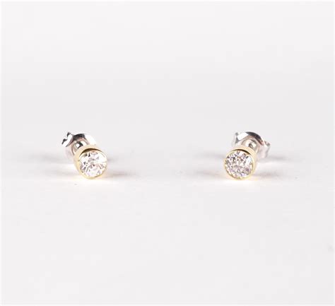 Paire de clous d oreilles en or gris et or jaune 18K 750 oo ornés de