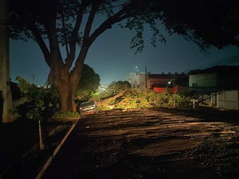 Rvore Cai Sobre Carro Fecha Rua E Deixa Moradores Sem Luz Capital