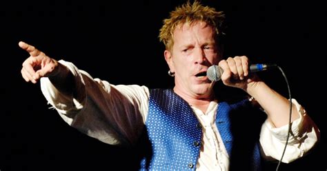 Ex Sex Pistols Processam Vocalista Da Banda Johnny Rotten R Dio Alto