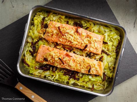 Lachs Aus Dem Ofen Auf Spitzkohl Und Speck Dreiminutenei