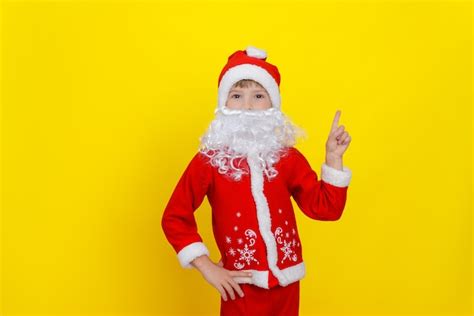 Uma Crian A Roupas De Papai Noel E Uma Barba Artificial Fazendo Um