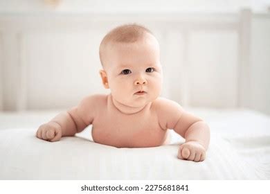 рез по запросу Child naked изображения стоковые фотографии и векторная графика