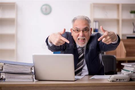 Antiguo Empleado Del Jefe Masculino Que Trabaja En La Oficina Foto De