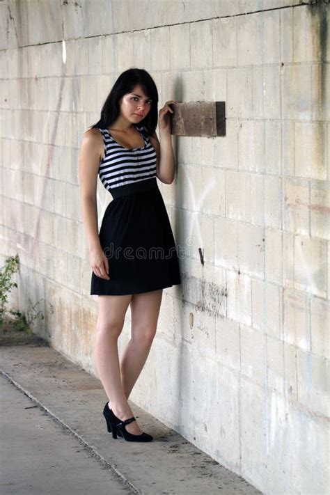 Mooie Brunette Bij Een Muur Van Het Blok 3 Stock Afbeelding Image Of Glimlach Ernstig 15744109
