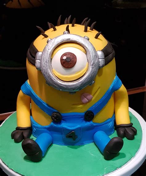 Minion cake