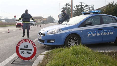 Guida Senza Patente 17enne Fermato Su Un Auto Rubata Sulle Strade Di