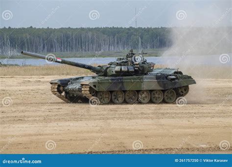 Tank T72b3 Der Sudan Mannschaft Auf Der Tankbiathlon Strecke