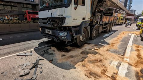 觀塘道5車相撞2人傷 往油塘近康寧道部份行車線封閉 Lihkg 討論區