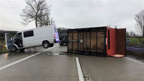 A44 bei Geseke in NRW Umgestürzte Pommesbude verursacht