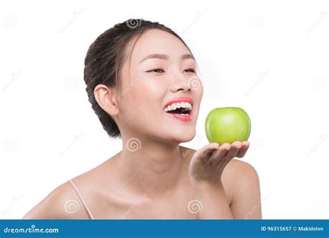 Femme De Sourire Avec Les Dents Saines Tenant La Pomme Verte Image