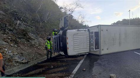 Volcamiento De Un Cami N En La Autopista Caracas La Guaira Produce