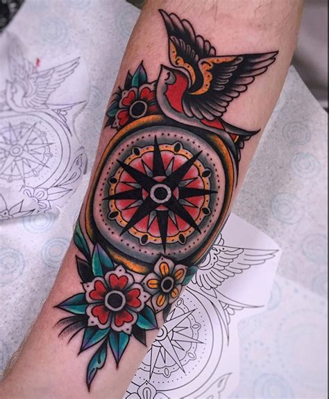 Traditional compass tattoo | Cristian Caballero | Idee per tatuaggi, Tatuaggi tradizionali, Tatuaggi