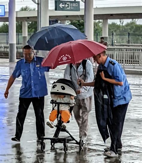 应县站：雨天撑起“守护伞” 腾讯新闻