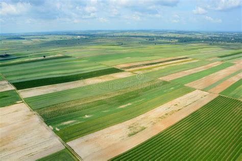 Vista Aérea Del Campo Con El Pueblo Y De Campos De Cosechas Imagen De