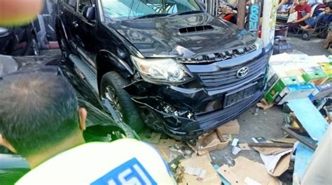 Mobil Mpv Berkecepatan Tinggi Tabrak Pejalan Kaki Serta Tiga Lapak