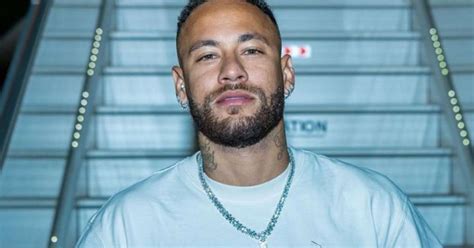 Ap S Curtir Noitada Em Balada Neymar Surpreende Ao Aparecer Sem Alian A